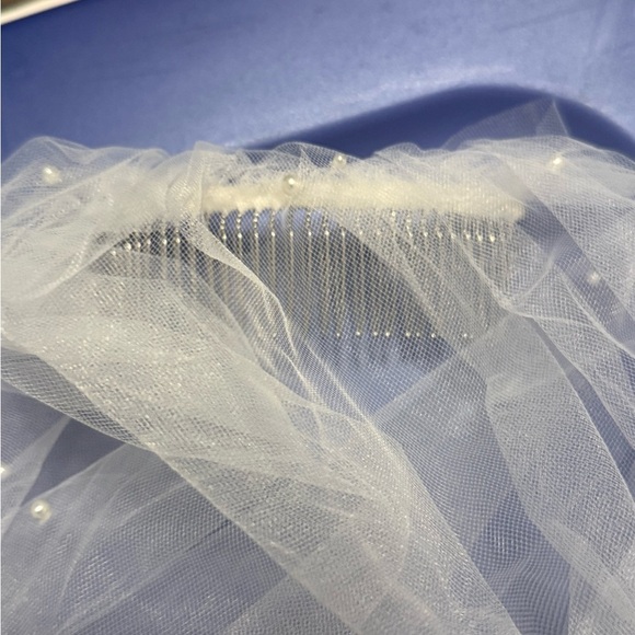 Vow'd Weddings Elegant White Wedding Veil - Picture 5 of 5